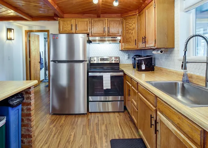 Holiday home Less Than 1 Mi To Rainbow Family With Fire Pit *