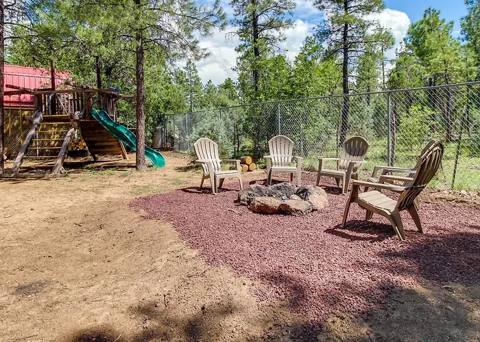 Holiday home Less Than 1 Mi To Rainbow Family With Fire Pit *