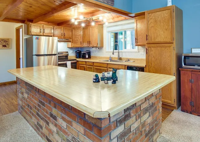 Holiday home Less Than 1 Mi To Rainbow Family With Fire Pit *